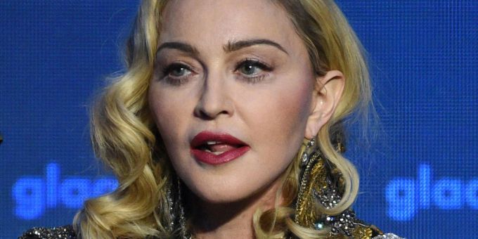 Autsch! - Hier legt Madonna einen Bühnensturz hin