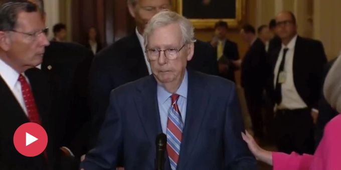 Im Video - US-Senator (82) hat auf Pressekonferenz Total-Aussetzer