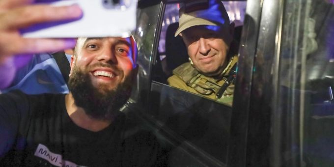 Jewgeni Prigoschin (r), Eigentümer des Militärunternehmens Wagner Group, sitzt in einem Militärfahrzeug und lässt ein Selfie mit einem Zivilisten auf einer Strasse in Rostow am Don machen. - Wagner-Chef Prigoschin