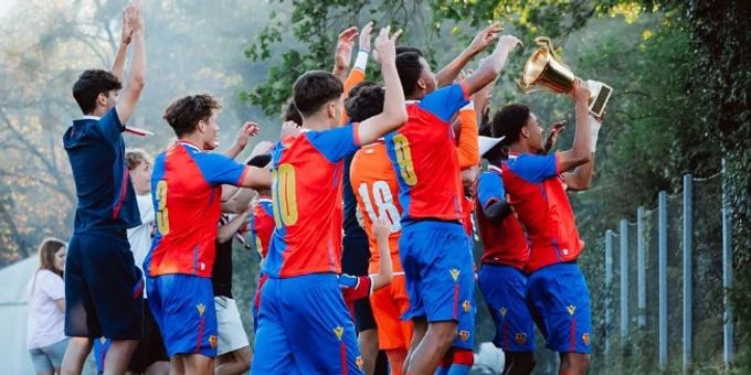 Die U18 des FCB stemmt den Meister-Kübel in die Luft. FCB