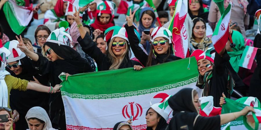 Im Iran sollen Frauen nach Worten des Fussballverbandschefs künftig Spiele in den Stadien verfolgen dürfen.