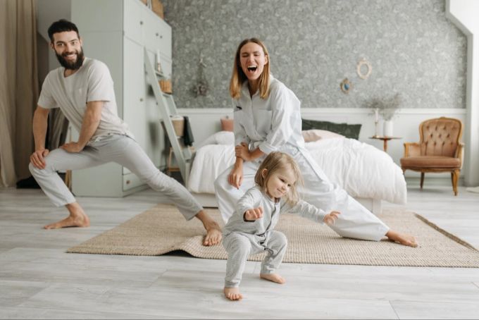 Auch Kinder-in-die-Luft-stemmen oder eine andere gemeinsame Familiensportart kurbelt morgens Kreislauf und Stimmung ganz hervorrragend an. Familiensportart Kinder-in-die-Luft-stemmen Kreislauf Stimmung
