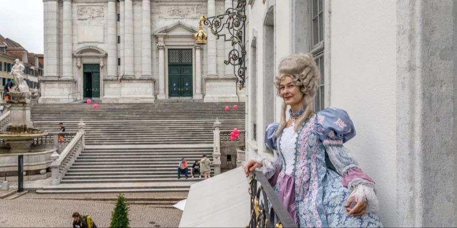 Frau im Barockkostum