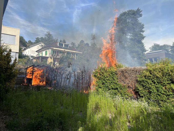 Die Kantonspolizei geht von Brandstiftung aus. Brand Gartenhaus