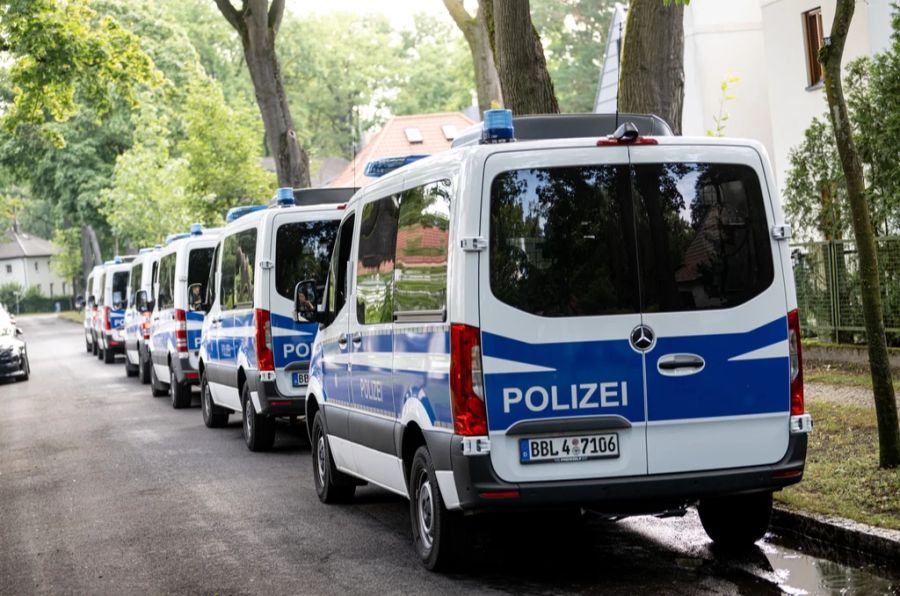 Polizeiwagen im Wohngebiet Teltow.