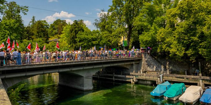 In Scharen laufen die Prideteilnehmenden durch die Stadt.