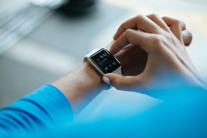 Auch Smart Watches aus China sollen sensible Daten von Kunden weitergeben. Smart-Watch innere Uhr
