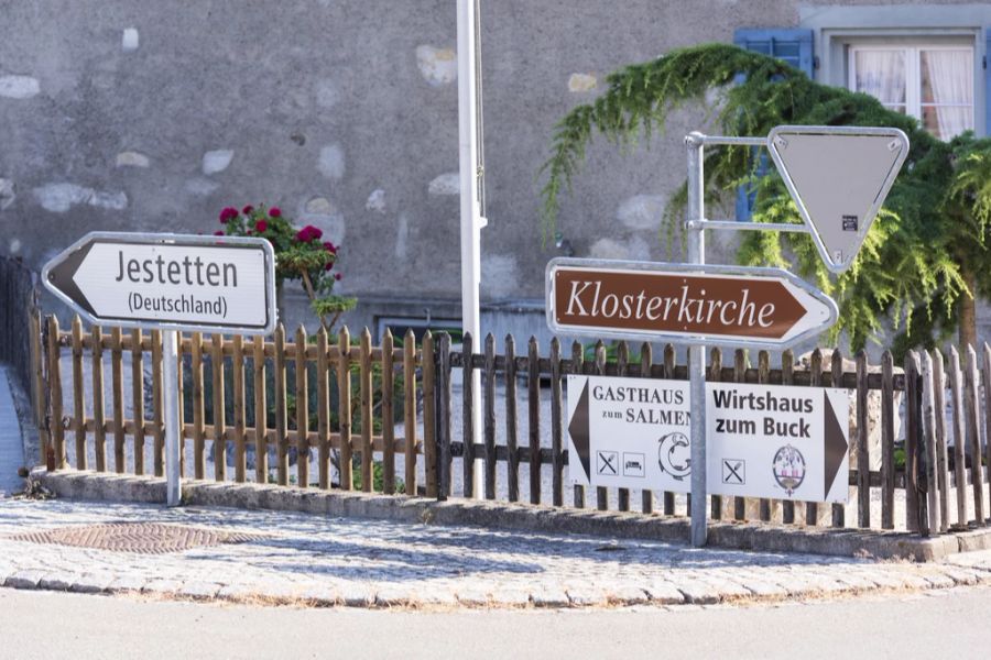 Die Polizei sucht Zeugen, die den Mann im Uferbereich beim Tatort in Jestetten (D) gesehen haben könnten. (Symbolbild)