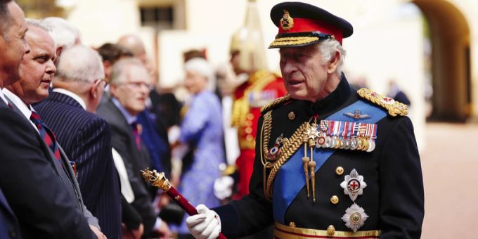 König Charles III. wird heute mehrere royale Titel vergeben. König Charles