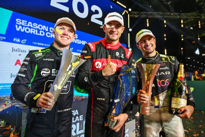 Nick Cassidy (li.), Weltmeister Jake Dennis und Mitch Evans nach dem letzten Saisonrennen der Formel E in London. Formel E Nick Cassidy