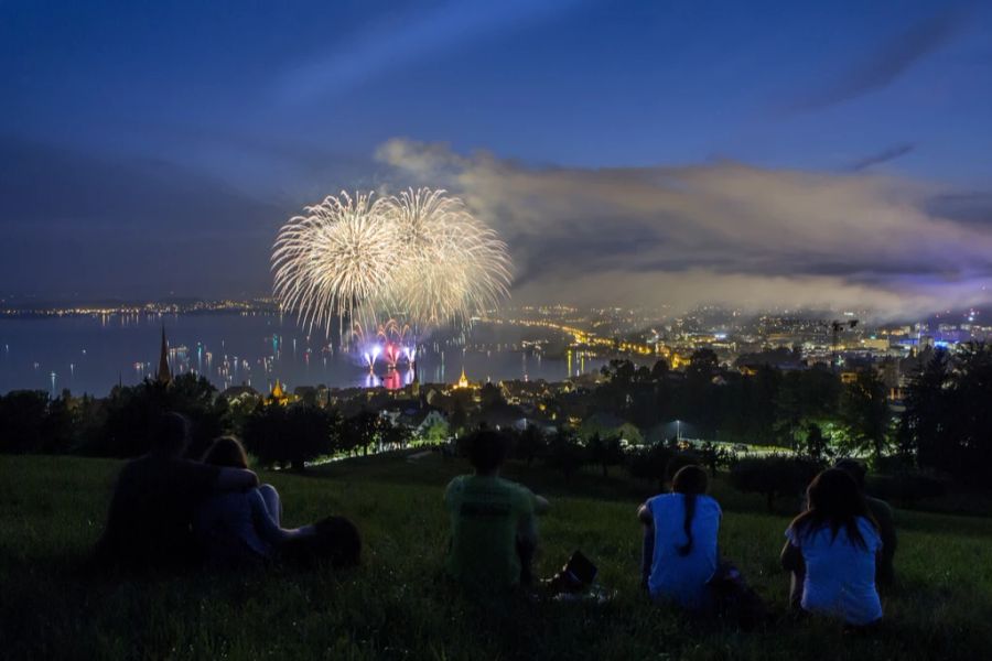 Auch die Stadt Zug bevorzugt nachhaltigere Lösungen. Ein Feuerwerk wie hier im Jahr 2017 gab es dieses Jahr am Zuger Seefest nicht mehr.