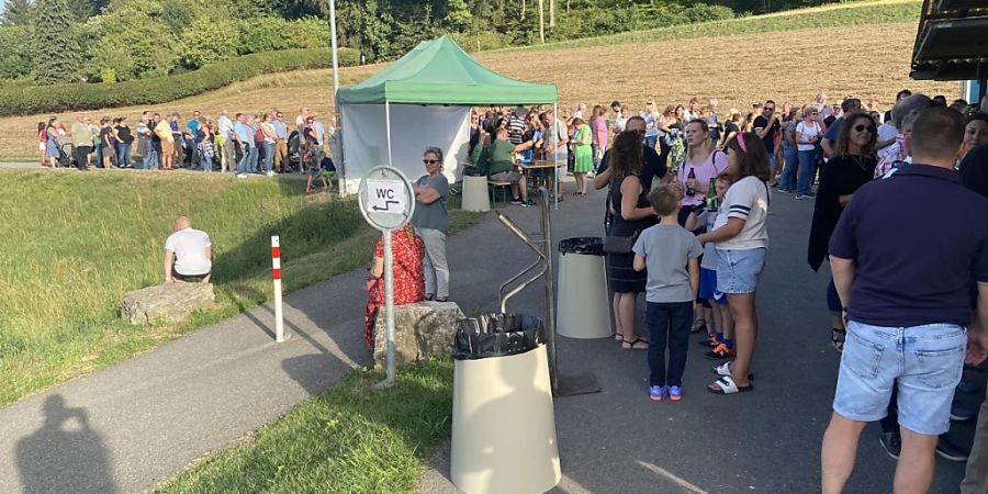 Vor dem Festgelände bildete sich für die Bundesfeier in Aegerten eine Schlange.