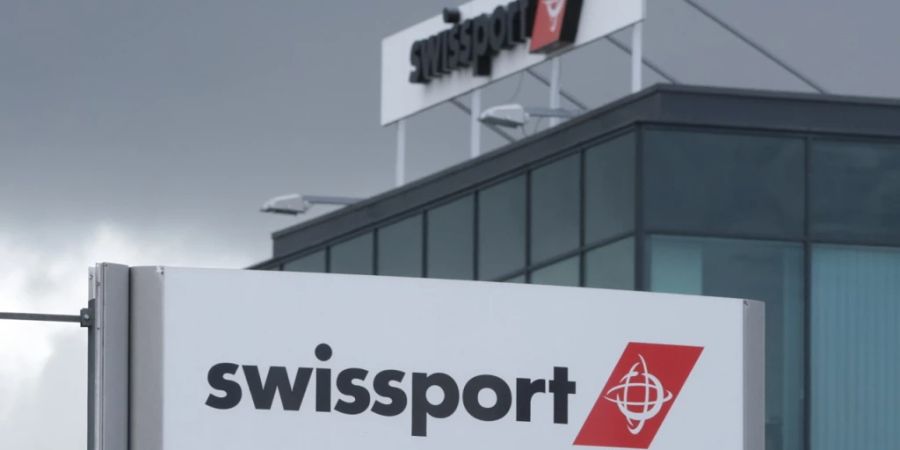 Swissport-Chef Warwick Brady plädiert für mehr Kapazität bei der Sicherheitskontrolle am Flughafen Zürich. So bräuchten die Passagiere etwa mehr Platz - und Gesichtserkennungs-Systeme könnten für einen reibungsloseren Ablauf sorgen. (Archivbild)