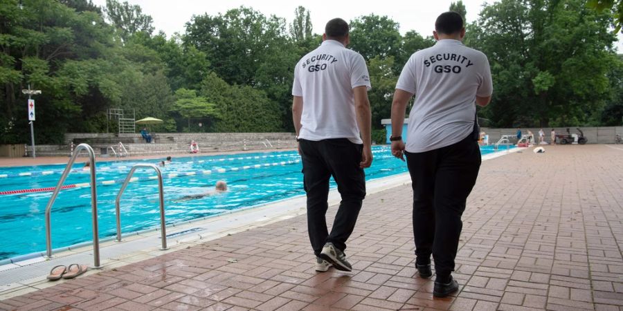 Einige Badis haben bereits externe Security-Firmen angestellt. Künftig soll auch die Polizei für Ordnung sorgen.