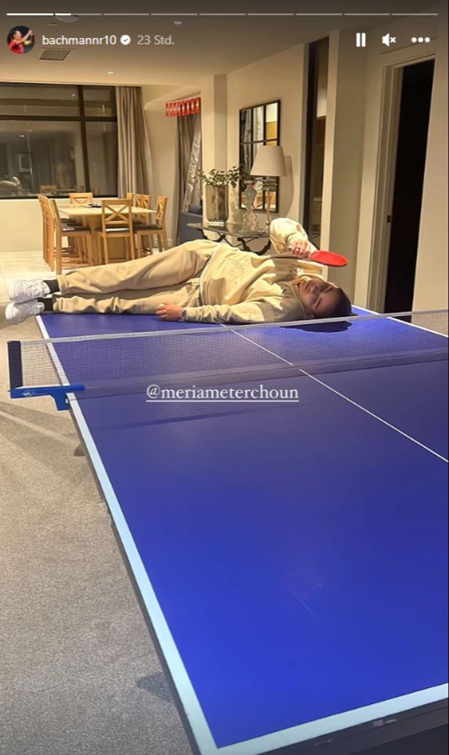 Meriame Terchoun macht es sich auf dem Ping-Pong-Tisch «gemütlich».