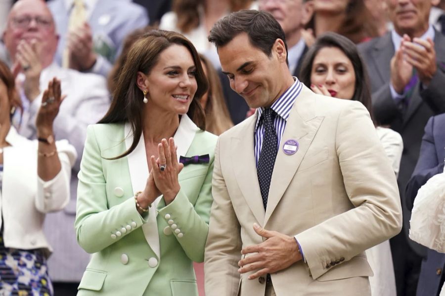 Prinzessin Kate Middleton spricht mit Roger Federer - die beiden sind sichtlich vergnügt.