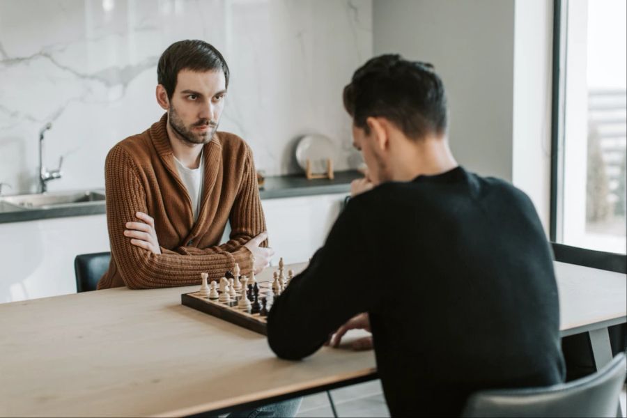 zwei Männer spielen Schach