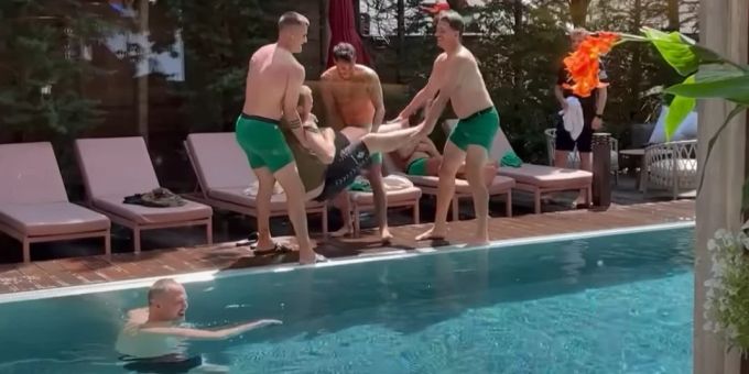 Rätseln nach Video - «Stefan Raab» plantscht mit Werder-Stars im Pool