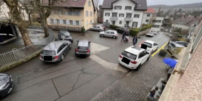 Zahlreiche Eltern in Turgi AG bringen ihre Kinder mit dem Auto zur Schule oder in den Kindergarten. Elterntaxis