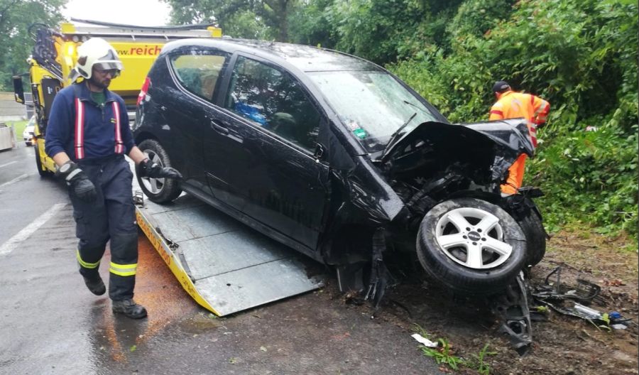 Der Fahrer ist gemäss Polizeiangaben noch an der Unfallstelle verstorben.