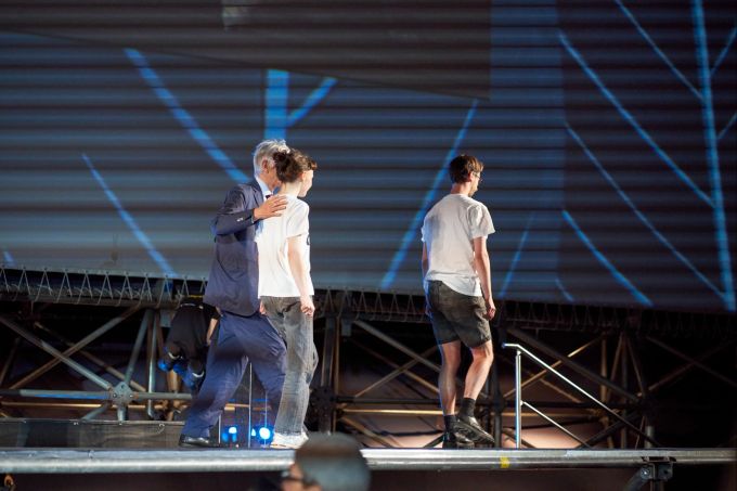 Filmfestival-Direktor Marco Scolari geleitet die beiden Klima-Aktivisten von der Bühne auf der Piazza Grande in Locarno TI. Marco Solari Renovate Switzerland