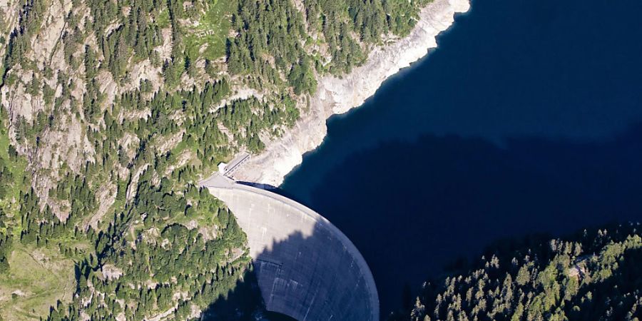 Der bogenförmig, 1956 erbaute Sambuco-Staudamm ist 360 Meter lang und bis zu 130 Meter hoch. (Archivaufnahme)