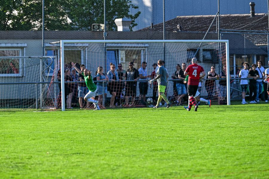 Martin Welti vom FC Shoppy verkürzt auf 1:3.