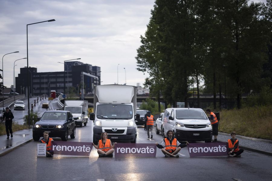 Am Montag blockierten sieben Aktivisten an zwei Stellen Autobanhausfahrten in Zürich.