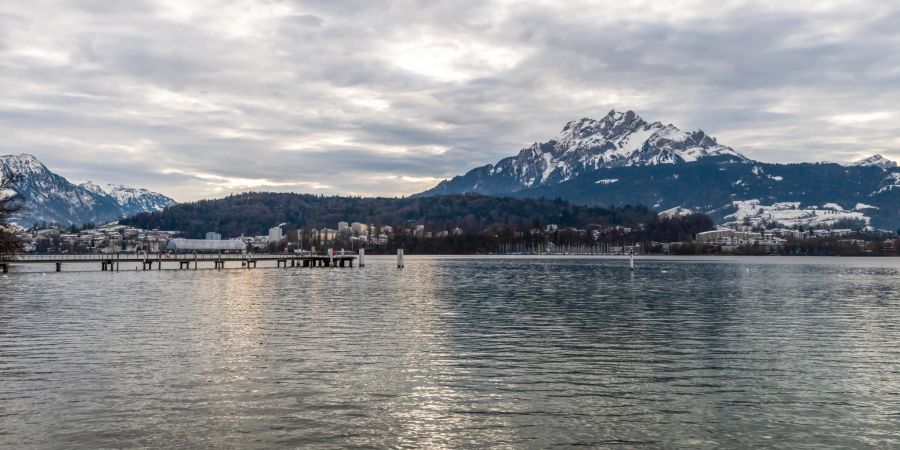 Ausblick auf den Pilatus und den Vierwaldstättersee von der Lido Wiese in der Stadt Luzern.