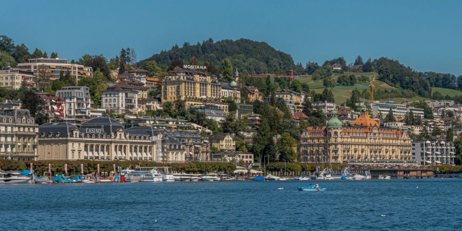 Aussicht auf das Casino, dem Montana und Palace vom Europaplatz in der Stadt Luzern.