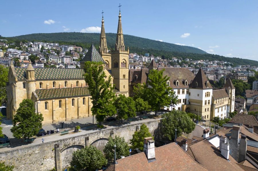 Die protestantische Stiftskirche Notre-Dame, links, und das Schloss von Neuenburg, fotografiert vom Dach des Gefängnisturms aus, am 5. Juni 2023.