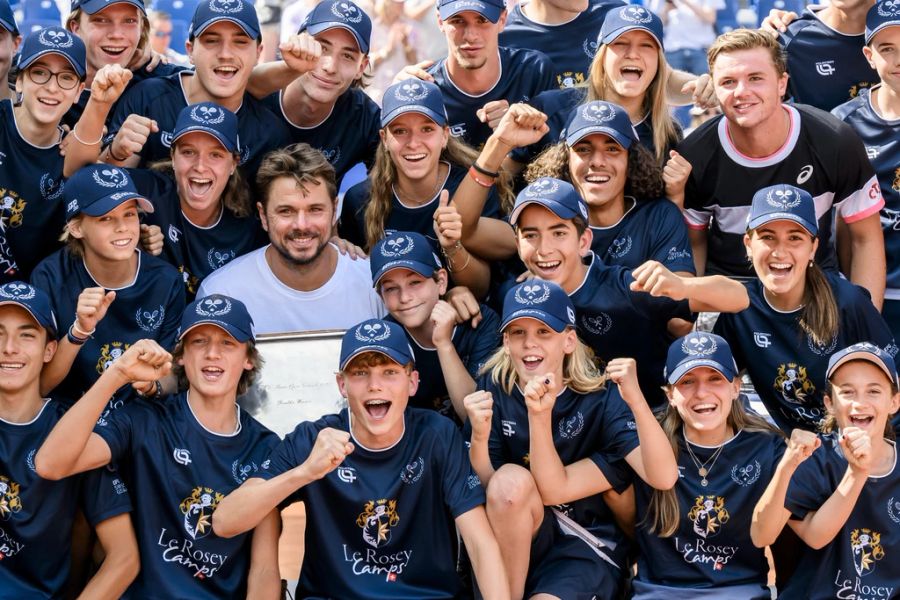 Die einheimischen Ballkids dürfen den Titel mit dem Routinier und dem Youngster bejubeln.