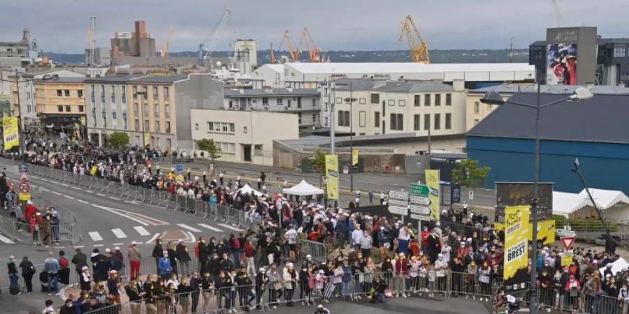 Die 108. Tour de France startet in Brest: Zuschauer verfolgen die Präsentation der Teams. Foto: David Stockman/BELGA/dpa