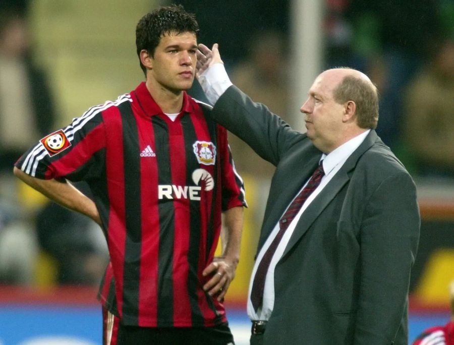 Früher war er Geschäftsführer von Bayer Leverkusen. Hier tröstet er Michael Ballack.