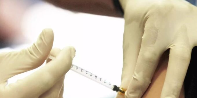 Ein Jugendlicher wird mit dem Serum von Biontech/Pfizer geimpft. Foto: Oliver Berg/dpa/Archivbild impfung mrna medizin