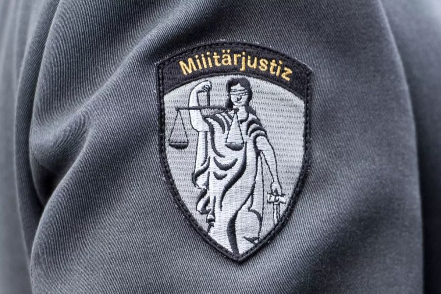 Ein Anstecker mit der Aufschrift «Militärjustiz» von Auditor Kenad Melunovic bei der Verhandlung zum Tod eines ungeborenen syrischen Babys vor dem Militärappellationsgericht 2, am Montag, 5. November 2018 in Zürich.