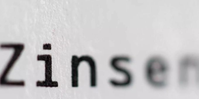 Inzwischen erheben mindestens 102 Institute Negativzinsen ab einer Gesamteinlage von 50.000 Euro oder weniger pro Kunde und Kundin. Foto: Daniel Karmann/dpa Inzwischen erheben mindestens 102 Institute Negativzinsen ab einer Gesamteinlage von 50.000 Euro oder weniger pro Kunde und Kundin. Foto: Daniel Karmann/dpa