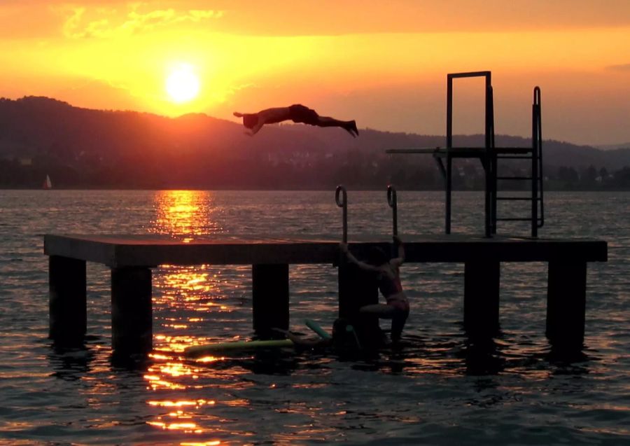 Wenn bloss diese Touris nicht wären: Sonnenuntergang beim Arbeiterstrandbad Tennwil am Hallwilersee.