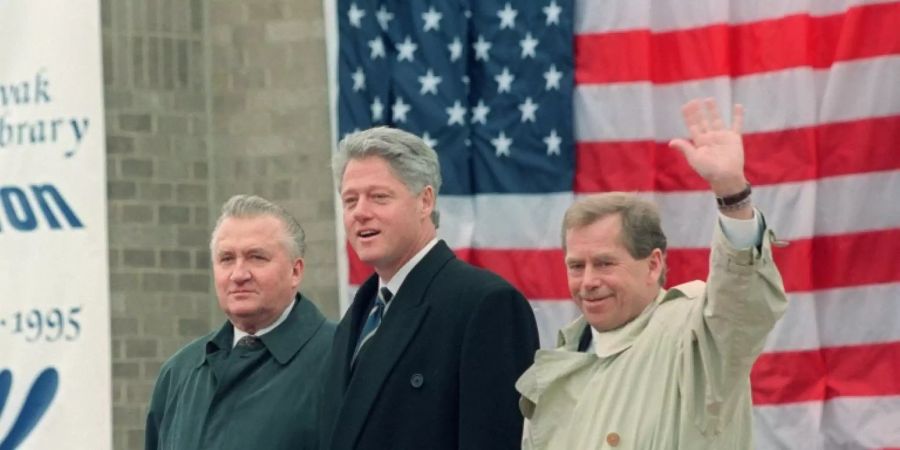 (v.l.) Michal Kovac, Bill Clinton und Vaclav Havel 1995