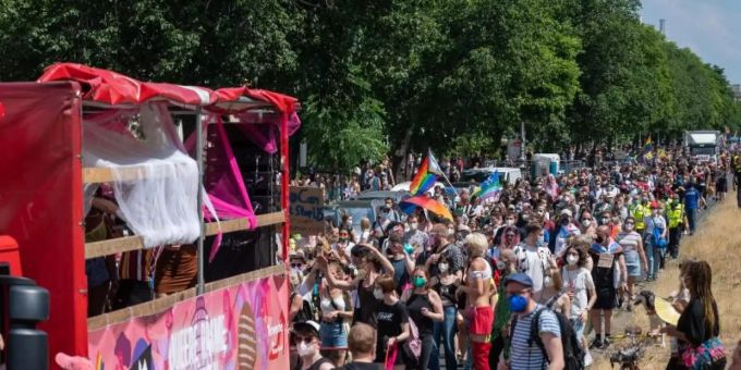 Teilnehmer der «CSD Berlin Pride» auf dem Weg zum Alexanderplatz. Foto: Christophe Gateau/dpa Teilnehmer der «CSD Berlin Pride» auf dem Weg zum Alexanderplatz. Foto: Christophe Gateau/dpa