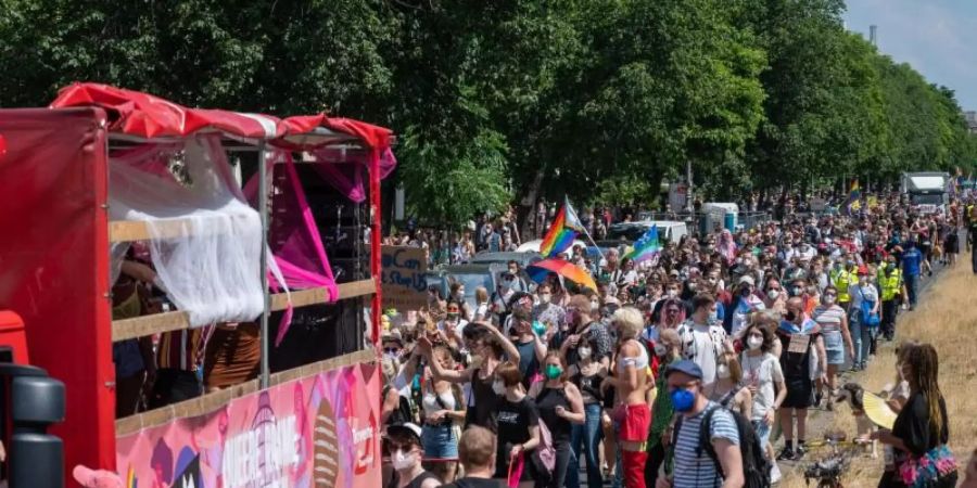 Teilnehmer der «CSD Berlin Pride» auf dem Weg zum Alexanderplatz. Foto: Christophe Gateau/dpa