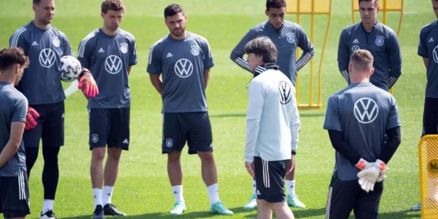 Bundestrainer Joachim Löw tüftelt mit seinen Spielern am Matchplan gegen England. Foto: Federico Gambarini/dpa
