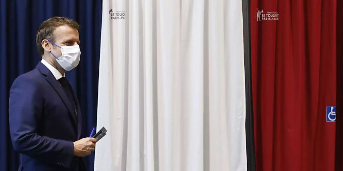 Emmanuel Macron, Präsident von Frankreich, verlässt die Wahlkabine in einem Wahllokal. Foto: Ludovic Marin/POOL AFP/AP/dpa Emmanuel Macron, Präsident von Frankreich, verlässt die Wahlkabine in einem Wahllokal. Foto: Ludovic Marin/POOL AFP/AP/dpa