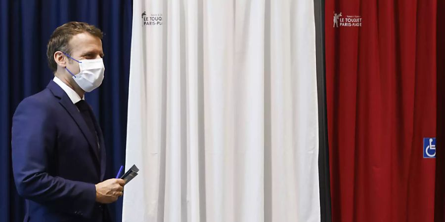 Emmanuel Macron, Präsident von Frankreich, verlässt die Wahlkabine in einem Wahllokal. Foto: Ludovic Marin/POOL AFP/AP/dpa