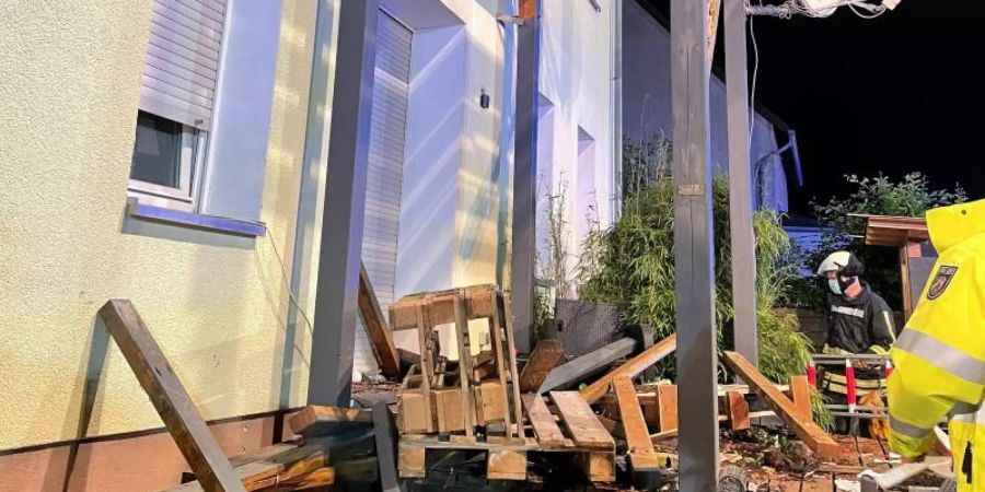 Trümmer des Balkons. Foto: Freiwillige Feuerwehr/Horn-Bad Meinberg/dpa