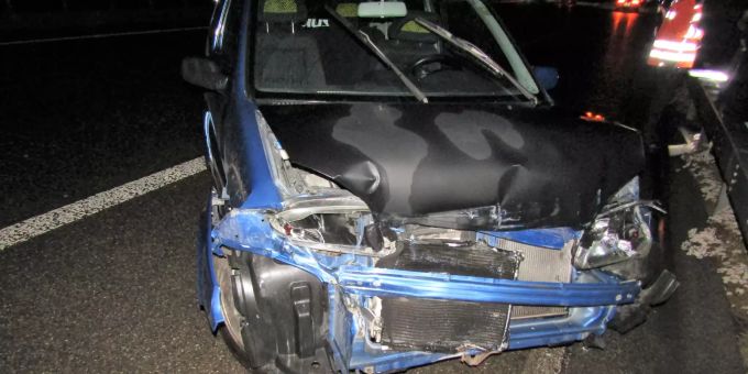 An der Strasseneinrichtung und an den Fahrzeugen entstand Sachschaden. Unfall