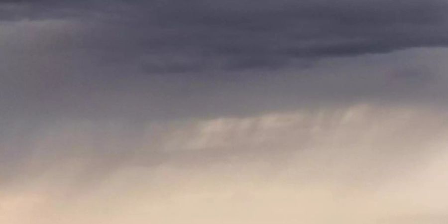 Eine Regenfront zieht vom Elsass kommend auf die deutsche Grenze zu. Sommergewitter sorgen derzeit für häufige Regenfälle in Südbaden, über dem Schwarzwald und dem Elsass. Foto: Philipp von Ditfurth/dpa