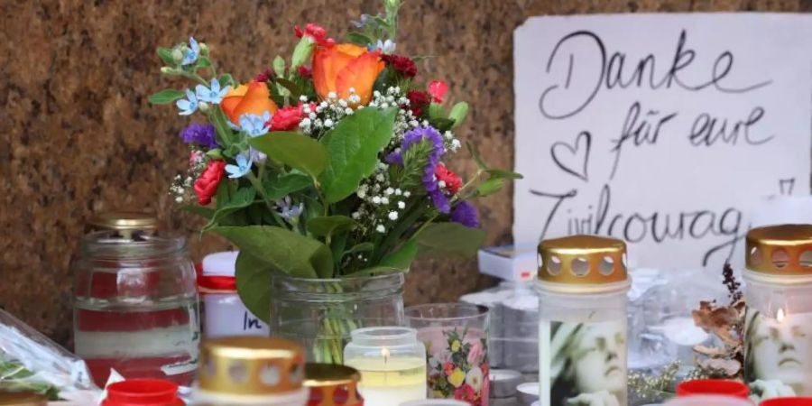 "Danke für eure Zivilcourage" ist auf einem Schild vor einem geschlossenen und abgesperrten Kaufhaus in der Würzburger Innenstadt zu lesen. Foto: Karl-Josef Hildenbrand/dpa