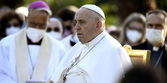 Nach dem Fund eines Massengrabs mit 215 Kinderleichen auf dem Gelände eines jahrzehntelang von der katholischen Kirche betriebenen früheren Internats für Indigene in Kanada hat Papst Franziskus der Opfer gedacht. (Archivbild) Foto: Filippo Monteforte/Pool AFP/AP/dpa kanada indigene Völker