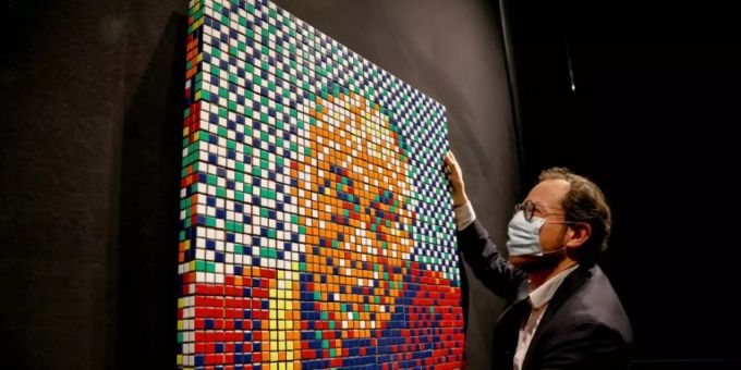 Paris - Dalai Lama aus Zauberwürfeln wird in Paris versteigert